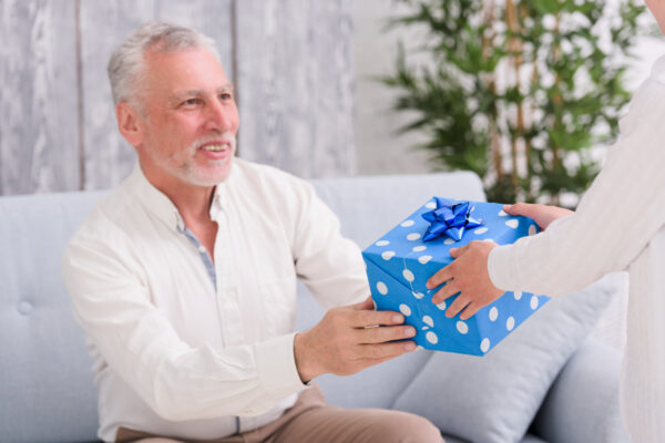 Comment choisir un box surprise pour l’anniversaire d’un homme âgé ?