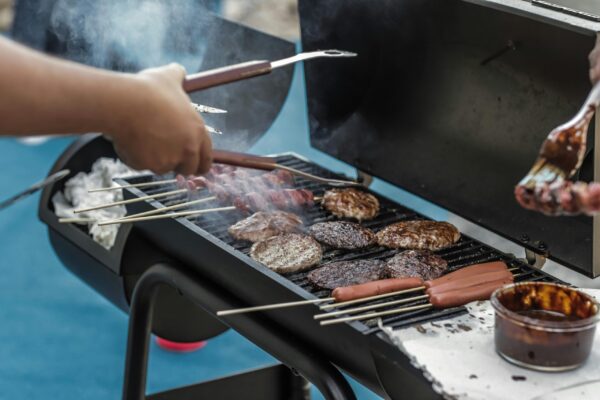 Organiser un barbecue d’été : Idées pour personnaliser la table et les ustensiles