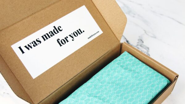 Comment créer une expérience d’unboxing mémorable avec des objets personnalisés